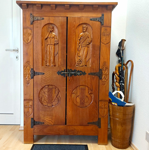 Holzschrank braun geschnitzt - holzschrank,